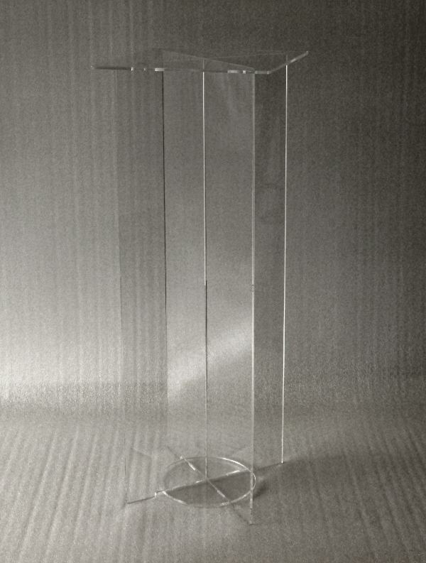 tavolo con ripiano in plexiglass trasparente